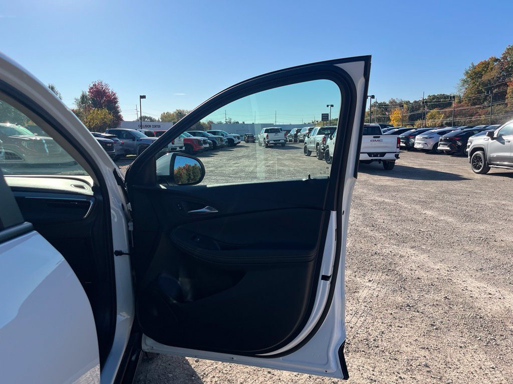 Used 2024 Buick Encore GX Sport Touring FWD image 33