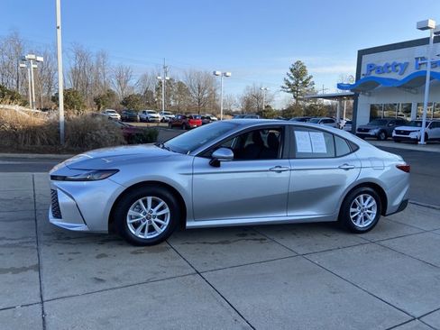 Used 2025 Toyota Camry LE image 5