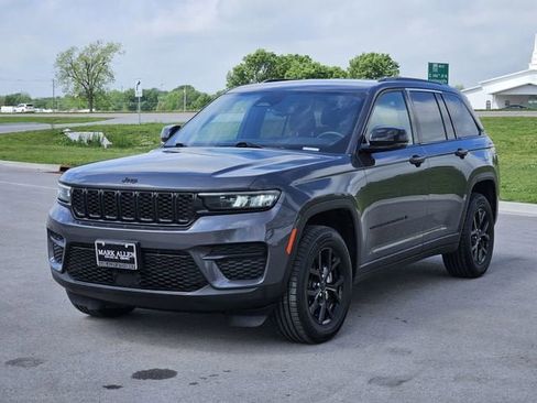 Used 2024 Jeep Grand Cherokee Altitude AWD/4WD image 3