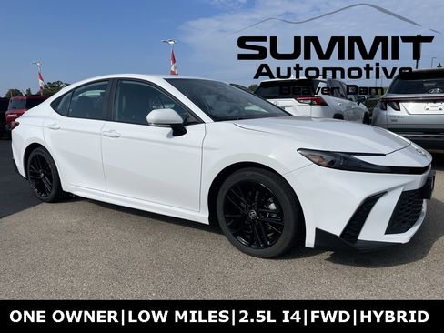 Used 2025 Toyota Camry SE image 1