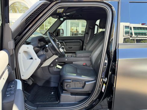 Used 2022 Land Rover Defender 110 S image 31