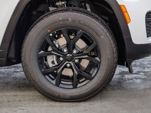 New 2025 Jeep Grand Cherokee Altitude image 11