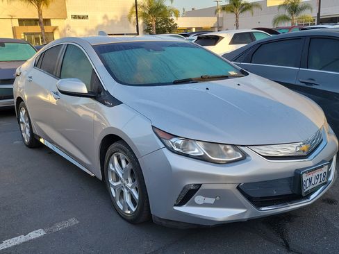 Used 2018 Chevrolet Volt Premier w/ Driver Confidence Package image 2