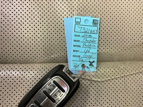 Used 2018 Chrysler Pacifica Limited w/ Advanced Safetytec Group FWD image 34