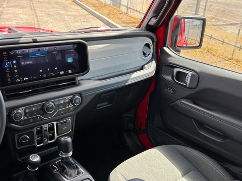 Used 2025 Jeep Wrangler Unlimited Sahara AWD/4WD image 35