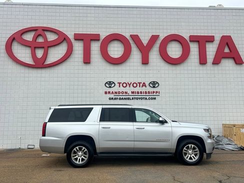 Used 2017 Chevrolet Suburban LT w/ Luxury Package image 4