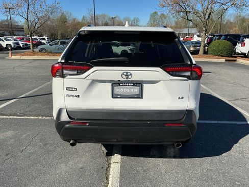 Used 2021 Toyota RAV4 LE image 3