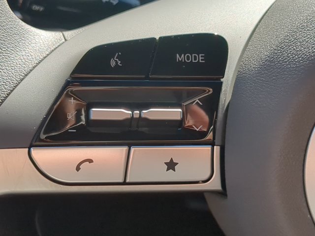 Used 2025 Hyundai Elantra Hybrid FWD image 21