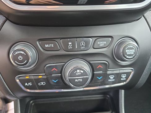 Used 2022 Jeep Cherokee Limited AWD/4WD image 17