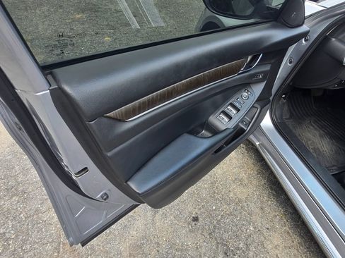 Used 2018 Honda Accord Touring image 9