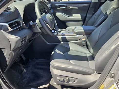 Certified 2026 Toyota Highlander Limited AWD/4WD image 13