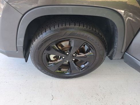 Used 2021 Jeep Cherokee Latitude Plus AWD/4WD image 28