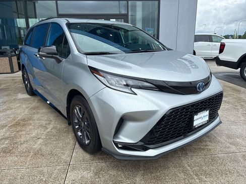 Used 2025 Toyota Sienna XSE w/ XSE Premium Package AWD/4WD image 3
