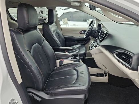 Used 2018 Chrysler Pacifica Touring-L image 32