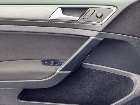 Used 2017 Volkswagen e-Golf SE w/ DC Fast Charging Package image 10