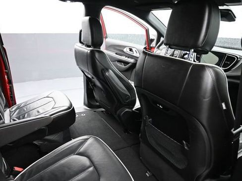 Used 2025 Chrysler Pacifica Limited FWD image 21