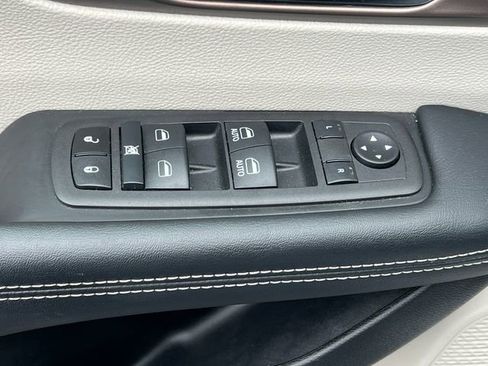 Used 2022 Chrysler Voyager LX FWD image 16