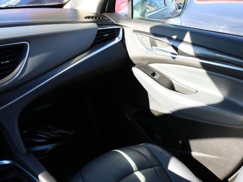 Used 2019 Buick Enclave Essence FWD image 18