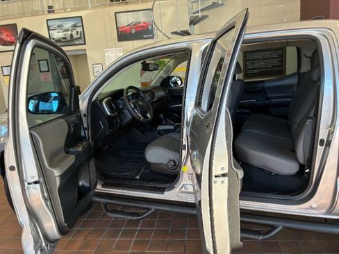 Used 2016 Toyota Tacoma SR5 w/ SR5 Appearance Package (SN) image 19