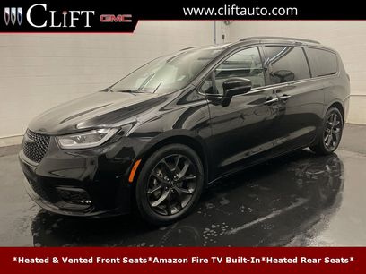 Used 2022 Chrysler Pacifica Limited w/ Uconnect Theater Family Group