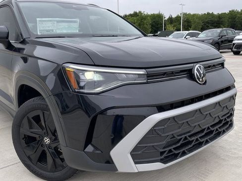 New 2025 Volkswagen Taos SE FWD image 8
