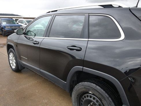 Used 2017 Jeep Cherokee Latitude w/ Cold Weather Group AWD/4WD image 6