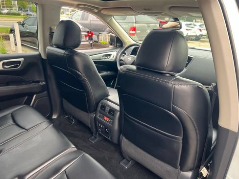 Used 2019 Nissan Pathfinder SL w/ SL Premium Package AWD/4WD image 17