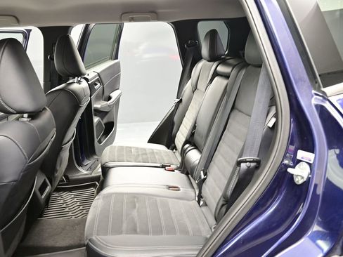 Used 2024 Mitsubishi Outlander SE image 16