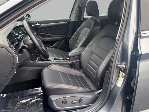 Used 2022 Volkswagen Jetta SE w/ Panoramic Sunroof Package FWD image 9