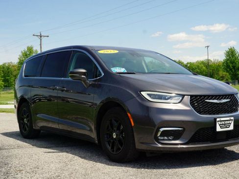 Used 2023 Chrysler Pacifica Touring-L FWD image 4