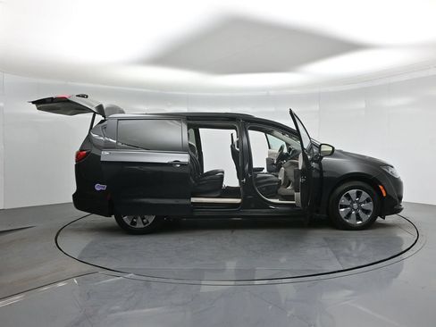 Used 2018 Chrysler Pacifica Limited w/ Advanced Safetytec Group FWD image 5