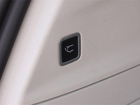 Used 2024 Chrysler Pacifica Touring-L image 8