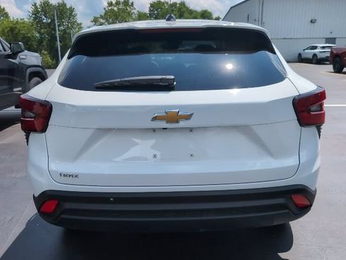 Used 2024 Chevrolet Trax LS FWD image 2