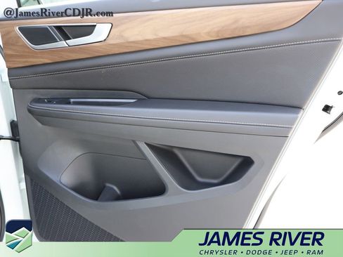 Used 2025 Volkswagen Atlas SE image 11