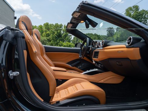 Used 2018 Ferrari California T RWD image 48