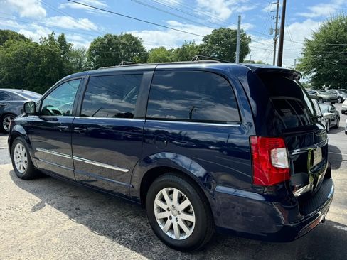 Used 2016 Chrysler Town & Country Touring FWD image 5