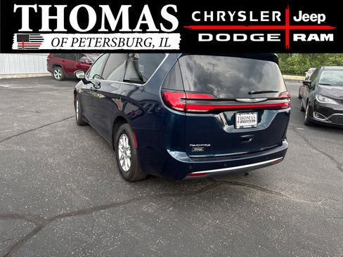 Used 2024 Chrysler Pacifica Touring-L FWD image 5