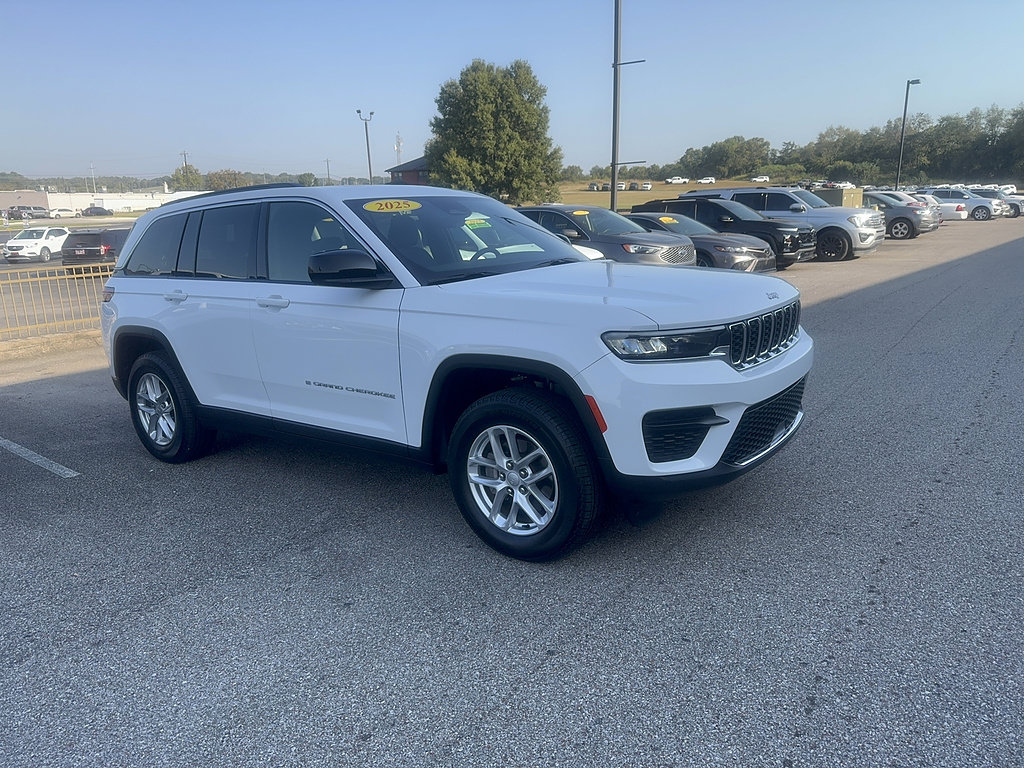 Used 2025 Jeep Grand Cherokee Laredo X w/ Luxury Tech Group I AWD/4WD image 1