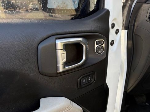 Used 2021 Jeep Gladiator Overland image 12