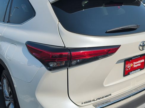 Used 2021 Toyota Highlander Platinum AWD/4WD image 7