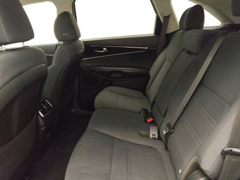 Used 2020 Kia Sorento LX image 18