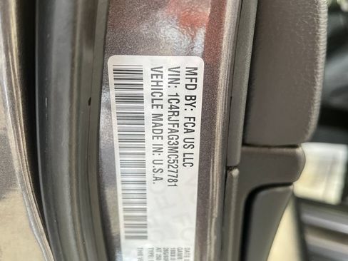 Used 2021 Jeep Grand Cherokee Laredo AWD/4WD image 48