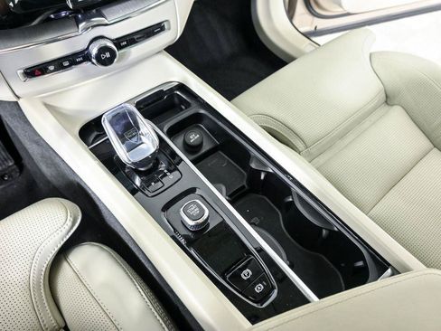 Certified 2024 Volvo XC60 B5 Ultimate AWD/4WD image 19