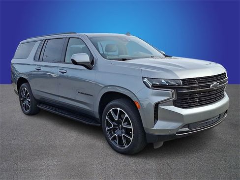 Used 2023 Chevrolet Suburban RST image 3