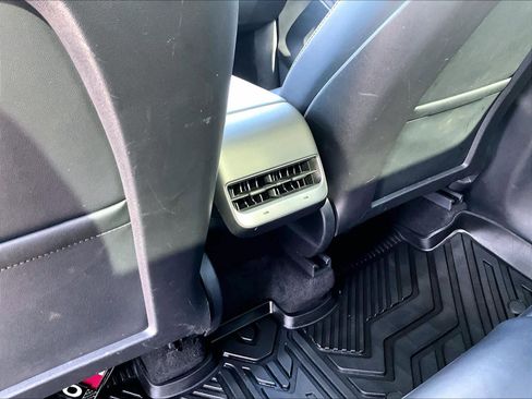 Used 2022 Tesla Model Y Long Range image 36