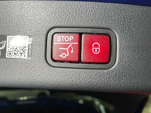 Used 2025 Mercedes-Benz GLC 300 4MATIC image 16