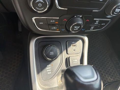 Used 2019 Jeep Compass Latitude w/ Cold Weather Group AWD/4WD image 14