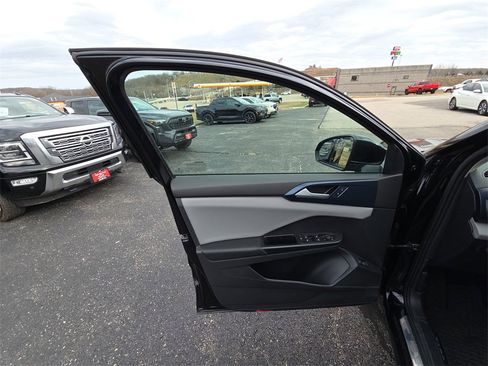 Used 2023 Volkswagen Taos SE image 12