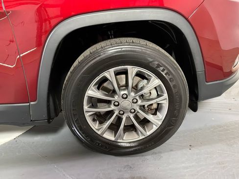 Used 2019 Jeep Cherokee Latitude Plus AWD/4WD image 9