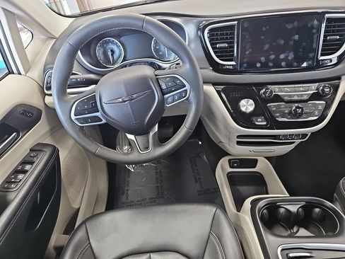 Used 2024 Chrysler Pacifica Touring-L FWD image 16